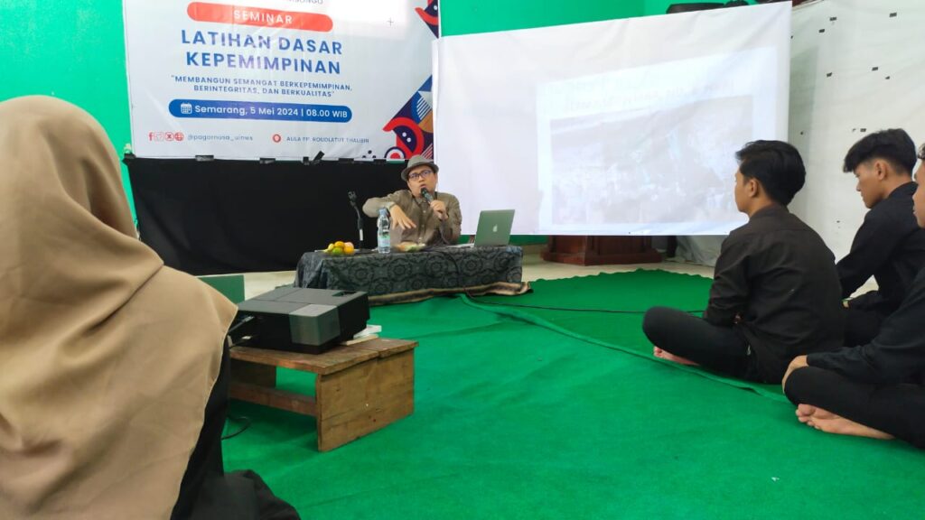 Dokumentasi Pemateri 1 saat menyampaikan materi