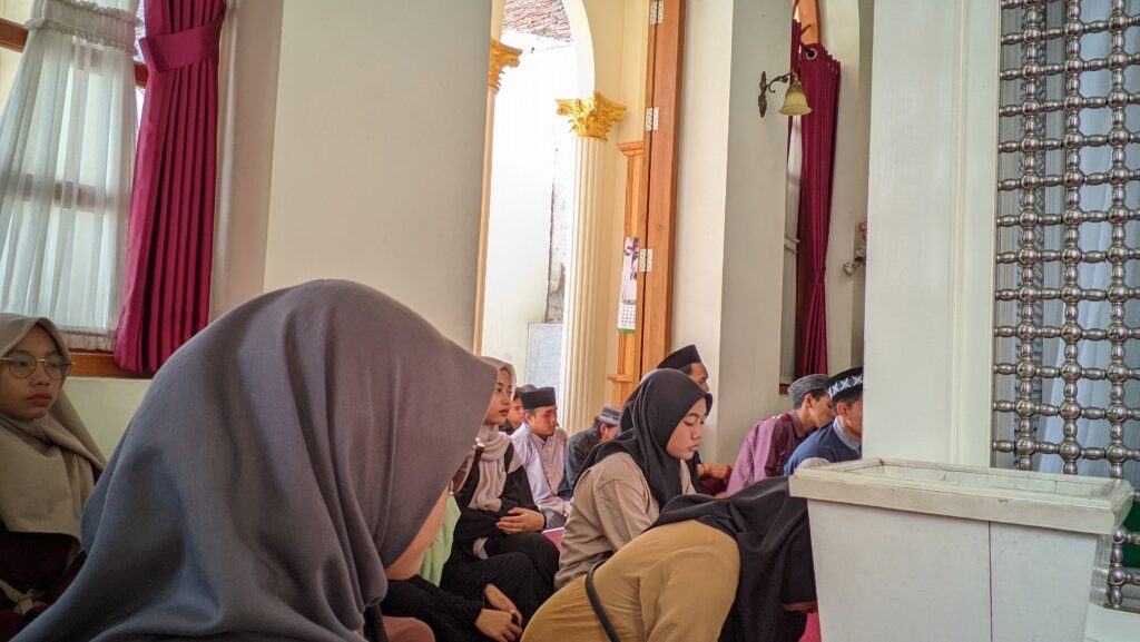 Peserta sedang berziarah