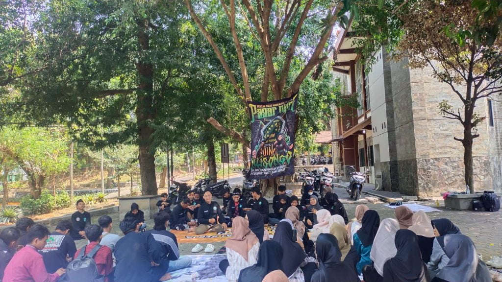 Kegiatan sapa maba di halaman masjid kampus 2 UIN Walisongo Semarang, Minggu (01/09/24). Doc. Redaksi